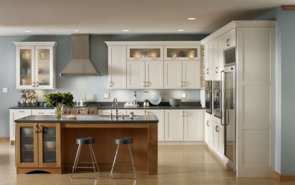What factors should you consider when selecting kitchen cabinet hardware?
