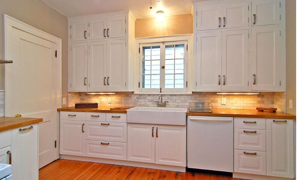 What factors should you consider when selecting kitchen cabinet hardware?