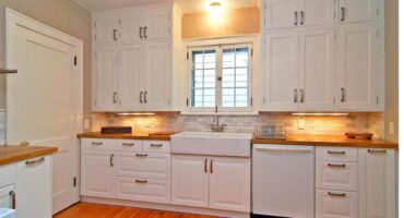 What factors should you consider when selecting kitchen cabinet hardware?